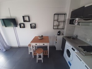 Dining - Elegant Apartment in Cannes With Balcony (Cannes)