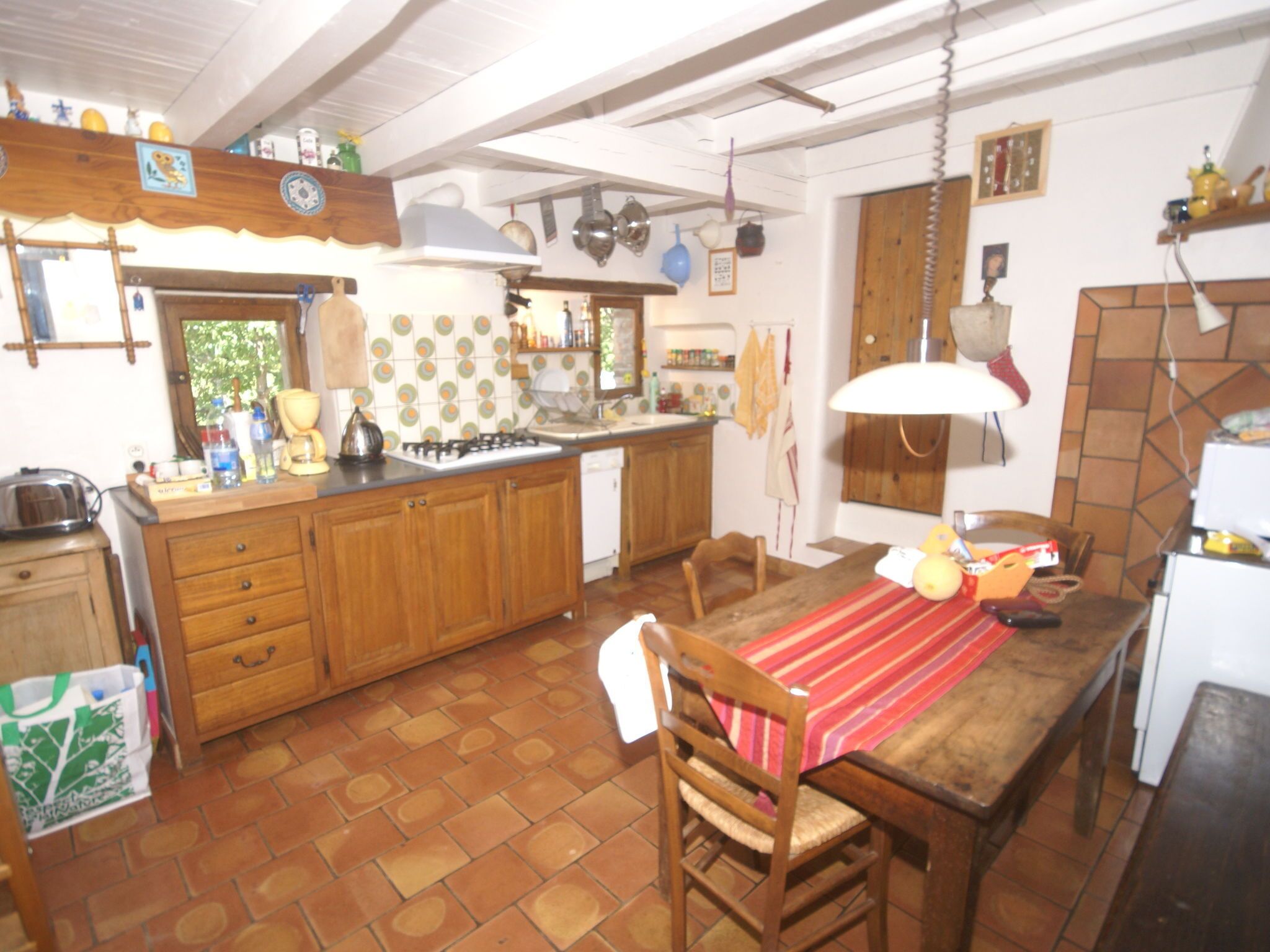 Lemari es, microwave, oven, dan mesin pencuci piring