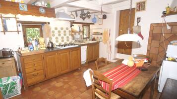 Lemari es, microwave, oven, dan mesin pencuci piring