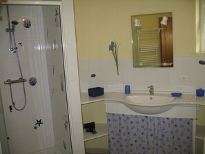 Shower - 18th-century Renovated Dovecote Turned Into Comfortable Holiday Home (Varneville-Bretteville)