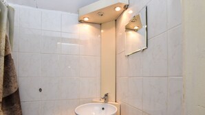 Shower - Gite Bordered Along a 14th Century Farmstead, With Horses and a Nearby Lake (Cerilly)