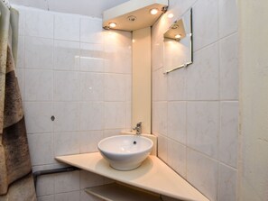 Shower - Gite Bordered Along a 14th Century Farmstead, With Horses and a Nearby Lake (Cerilly)