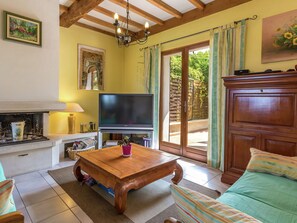 DVD player, MP3 dock - Modern Holiday Home in Meyrargues With Private Pool (Meyrargues)
