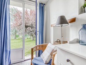 3 kamar tidur dan dilengkapi dengan perabotan berbeda-beda
