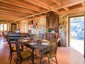 Living room - Cozy Holiday Home in Beaulieu-sur-dordogne Near Forest (Beaulieu-sur-Dordogne)