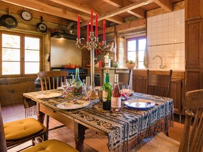 Dining - Cozy Holiday Home in Beaulieu-sur-dordogne Near Forest (Beaulieu-sur-Dordogne)
