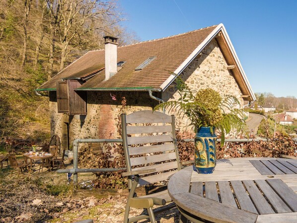 Balcony - Cozy Holiday Home in Beaulieu-sur-dordogne Near Forest (Beaulieu-sur-Dordogne)