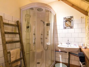 Shower, towels - Cozy Holiday Home in Beaulieu-sur-dordogne Near Forest (Beaulieu-sur-Dordogne)