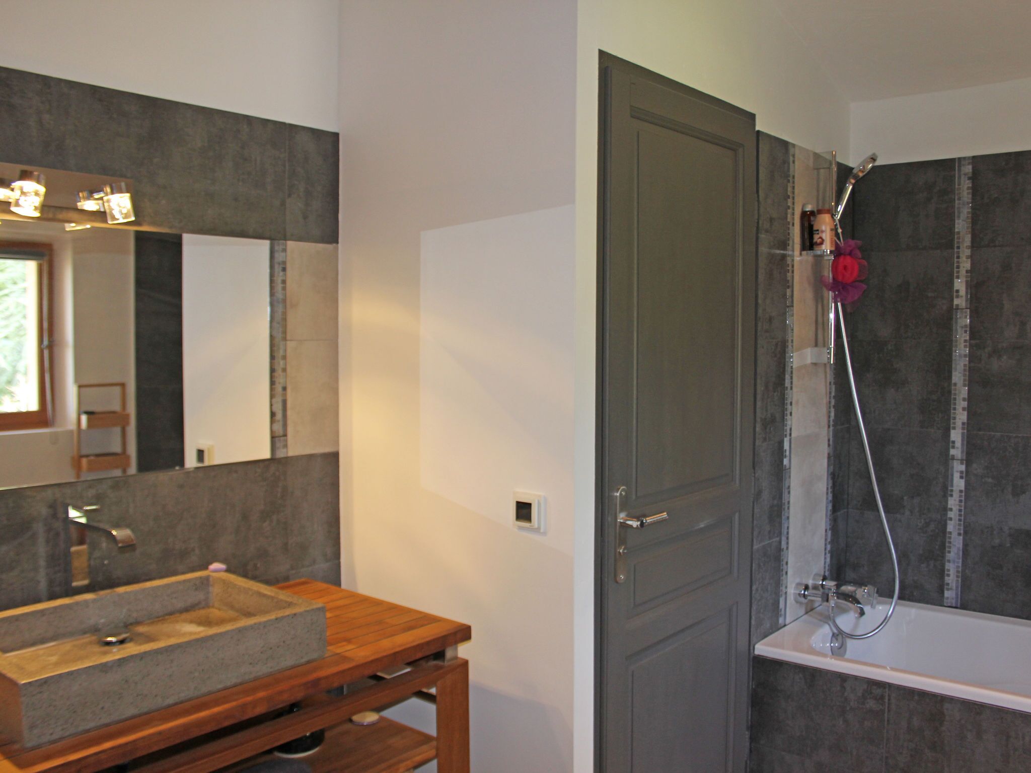 Combined shower/bathtub
