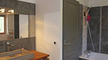 Combined shower/bathtub