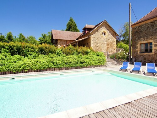 Huge Holiday Home in Saint-médard-d'excideuil Amidst Castles