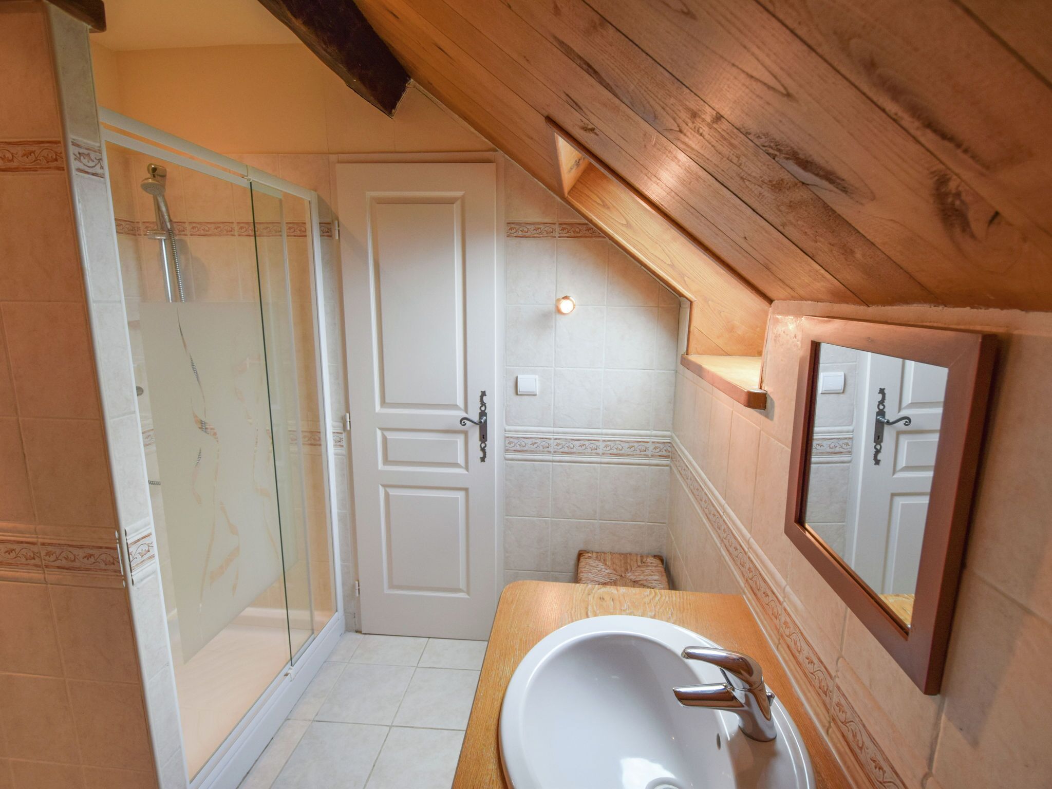 Bathtub, towels