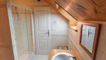 Bathtub, towels