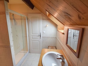 Bathtub, towels - Huge Holiday Home in Saint-médard-d'excideuil Amidst Castles (Saint-Medard-d'Excideuil)