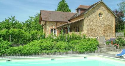 Huge Holiday Home in Saint-médard-d'excideuil Amidst Castles