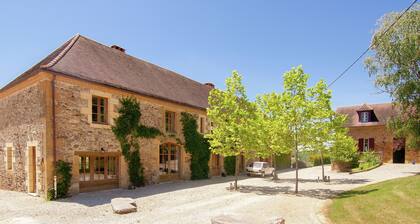 Spacious Holiday Home in Aquitaine With Swimming Pool