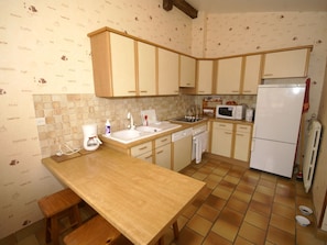 Fridge, microwave, oven, dishwasher - Charming Holiday Home in Charencey With Barbecue (Charencey)