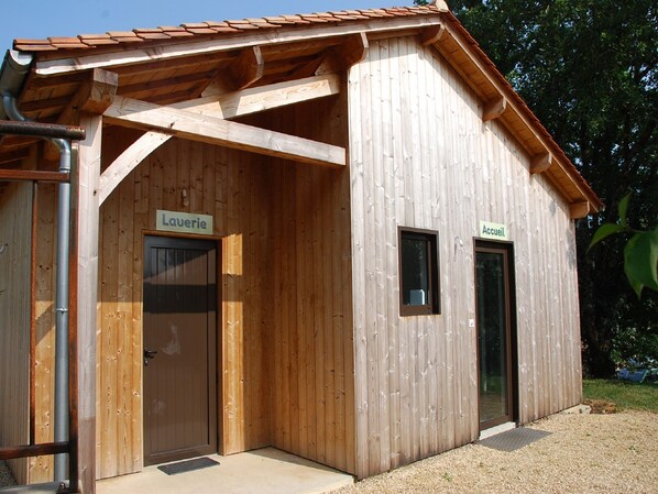 Room amenity - Lovely Holiday Home in Thonac With Swimming Pool (Thonac)