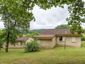 Exterior - Lovely Holiday Home in Thonac With Swimming Pool (Thonac)
