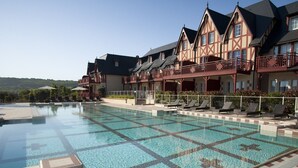 Outdoor pool - Norman-style Apartment With Beautyful Panoramic Views (Houlgate)