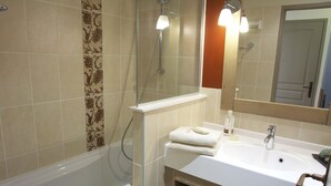 Bathtub, towels - Norman-style Apartment With Beautyful Panoramic Views (Houlgate)