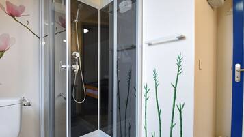Combined shower/bathtub, hair dryer