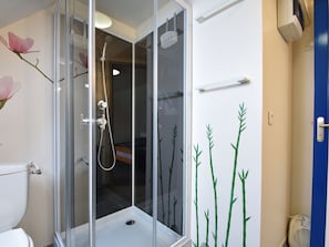 Combined shower/tub, hair dryer - Delightful Holiday Home With Terrace in Lampaul-plouarzel (Lampaul-Plouarzel)