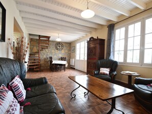DVD player - Delightful Holiday Home With Terrace in Lampaul-plouarzel (Lampaul-Plouarzel)