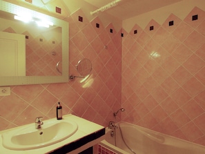 House | Bathroom | Bathtub - Luxury Apartment With Terrace, Sauna, Tennis, Pool (Saint-Preuil)