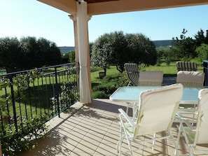 Balcony - Villa With air Conditioning, Private Swimming Pool and Fenced Garden Among the Vineyards (Aigremont)