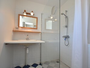 Bathtub - Holiday Home Characteristic of the Region Along a River in Culture-rich Brittany (Clohars-Carnoet)