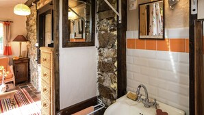 Shower, towels - Cozy Cottage in Saint-mesmin With Swimming Pool (Saint-Mesmin)