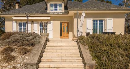 Spacious Villa in Saint-privat With Jacuzzi