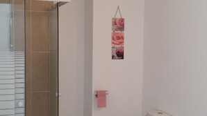 Apartment | Badezimmer | Dusche, Handtücher