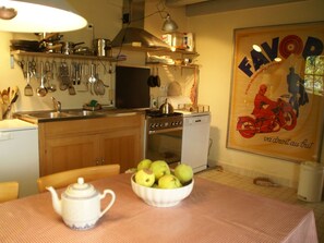 Microwave, oven, dishwasher, coffee/tea maker - Spacious Holiday Home Divided in Two, Near Sainte-alvère (Pezuls)