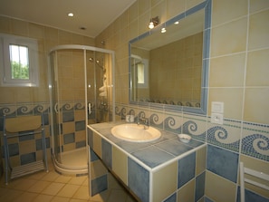 Shower - Beautiful Holiday Home in Former Railway Cottage With Large Garden in Southern France (Lamazere)