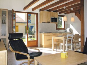 Dining - Colorful Holiday Home With Dishwasher in the Landes (Saint-Julien-en-Born)