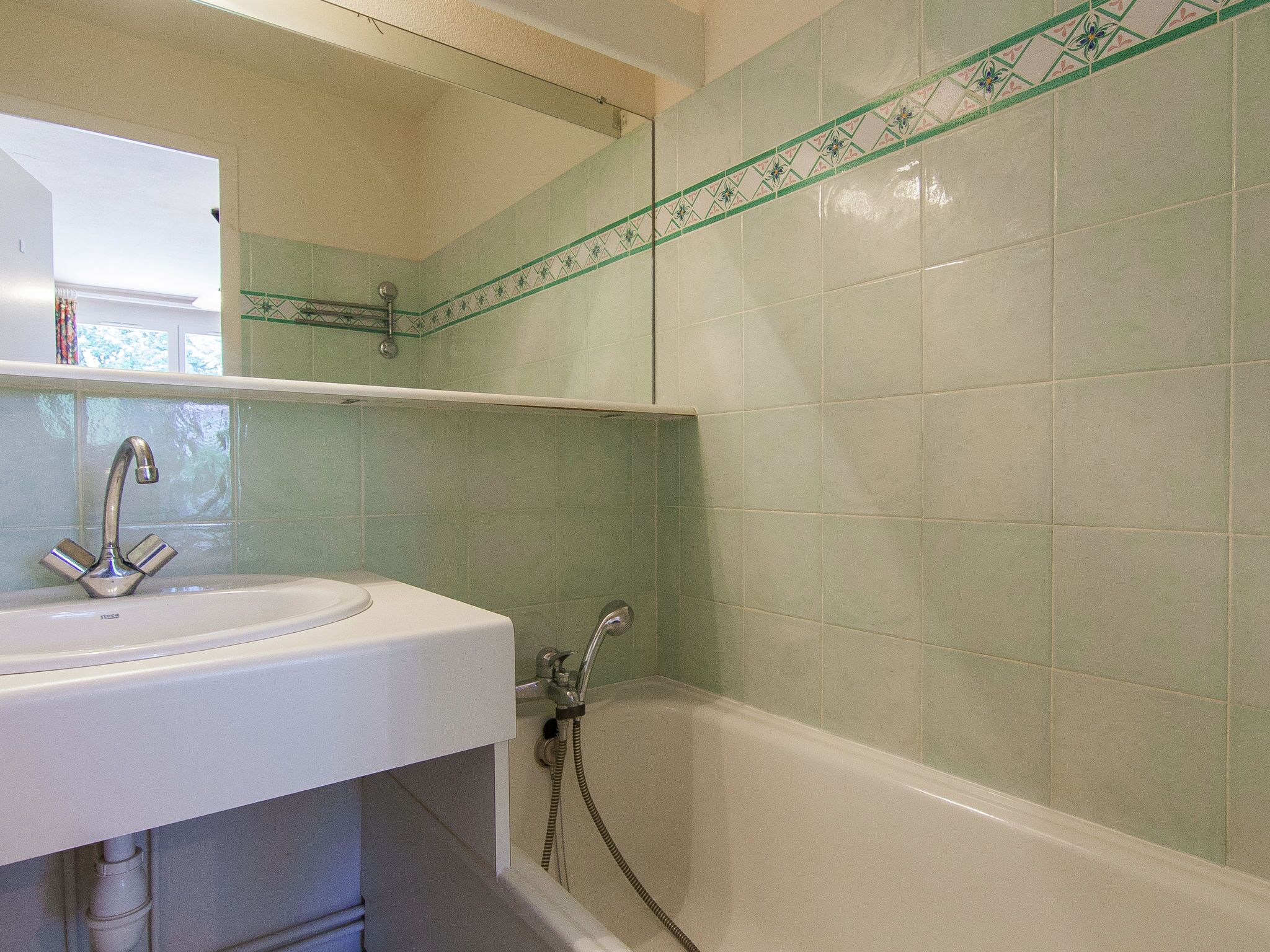 Combined shower/bathtub