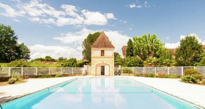 Neat Little Cottage on Small Estate With Pool and Tennis Court