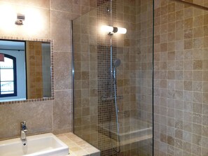 Shower - Beautiful Villa in Languedoc-roussillon With Private Pool (Garrigues-Sainte-Eulalie)
