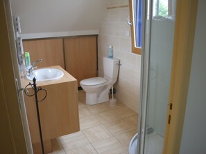 Shower, towels - Gorgeous Villa in Plounéour-trez France With Fenced Garden (Plounéour-Brignogan-Plages)