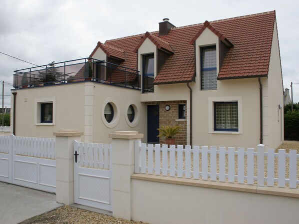 Exterior - Gorgeous Villa in Plounéour-trez France With Fenced Garden (Plounéour-Brignogan-Plages)