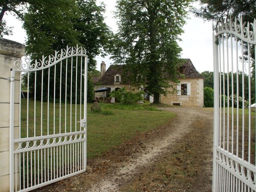 Charming Holiday Home in Campsegret With Swimming Pool