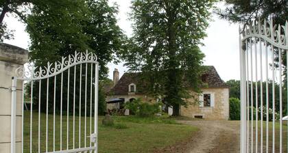 Charming Holiday Home in Campsegret With Swimming Pool
