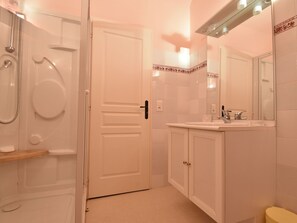 Bathtub - Charming Holiday Home in Campsegret With Swimming Pool (Campsegret)