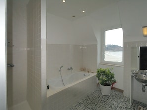 Bathtub - Luxurious Villa in Locquirec With Terrace (Locquirec)