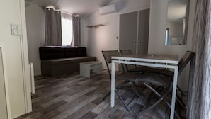 Living room - Charming Chalet Among the Trees and Scrublands in Corsica (Calcatoggio)