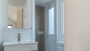 Shower - Charming Chalet Among the Trees and Scrublands in Corsica (Calcatoggio)