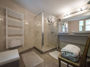 Shower - Vintage Holiday Home in Loire With Sauna (Gennes-Val-de-Loire)