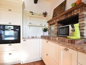 Private kitchen - Spacious Mansion in Saint-jean-du-doibt Near Beach (Guimaec)